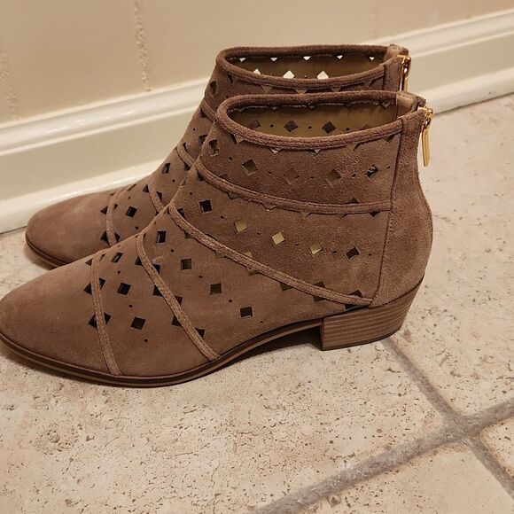 Michael Kors Women's "Uma" Tan Laser Cut Suede Boho Ankle Boots Booties Size 8.5 - Picture 2 of 11